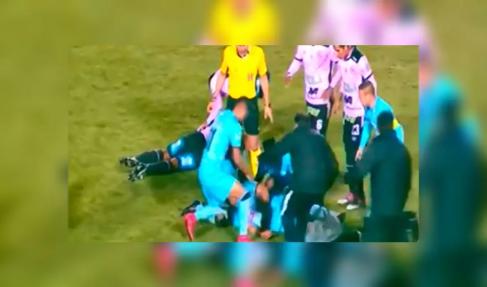 Jugador del Real Garcilaso choca contra un rival y termina convulsionando [VIDEO]