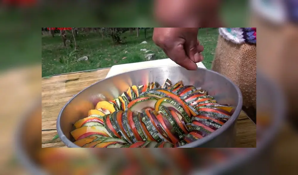 Desliza las imágenes para ver toda la preparación que hizo este cocinero peruano para cocinar el 'Ratatouile'. Foto: Cocinando con Aquiles/Facebook