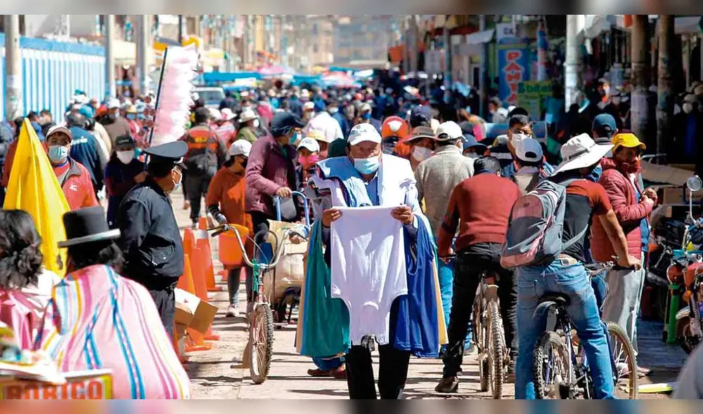se olvidaron. En Juliaca, la distancia social es un saludo a la bandera. Comerciantes, compradores y policias municipales se mezclan en un mar de gente. se olvidaron. En Juliaca, la distancia social es un saludo a la bandera. Comerciantes, compradores y policias municipales se mezclan en un mar de gente.