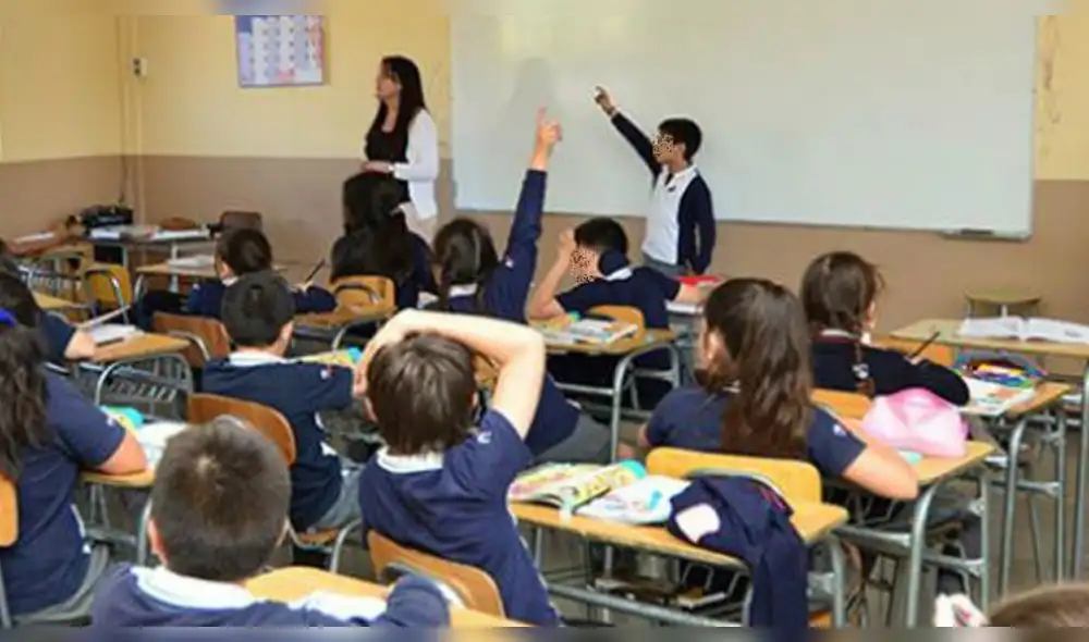 Profesora es despedida por escribir frases sexuales en la pizarra [FOTO]