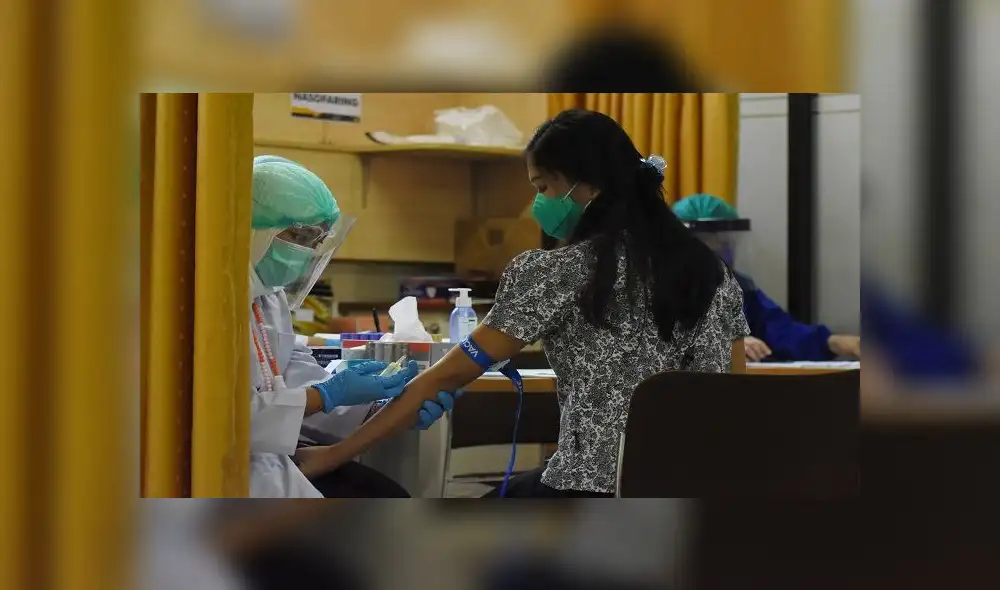 This photo taken on August 6, 2020 shows a volunteer (R) having blood samples taken before she receives COVID-19 coronavirus vaccine as part of a clinical trial on 1,620 volunteers, at the Padjadjaran University educational hospital in Bandung, West Java. (Photo by TIMUR MATAHARI / AFP) This photo taken on August 6, 2020 shows a volunteer (R) having blood samples taken before she receives COVID-19 coronavirus vaccine as part of a clinical trial on 1,620 volunteers, at the Padjadjaran University educational hospital in Bandung, West Java. (Photo by TIMUR MATAHARI / AFP)