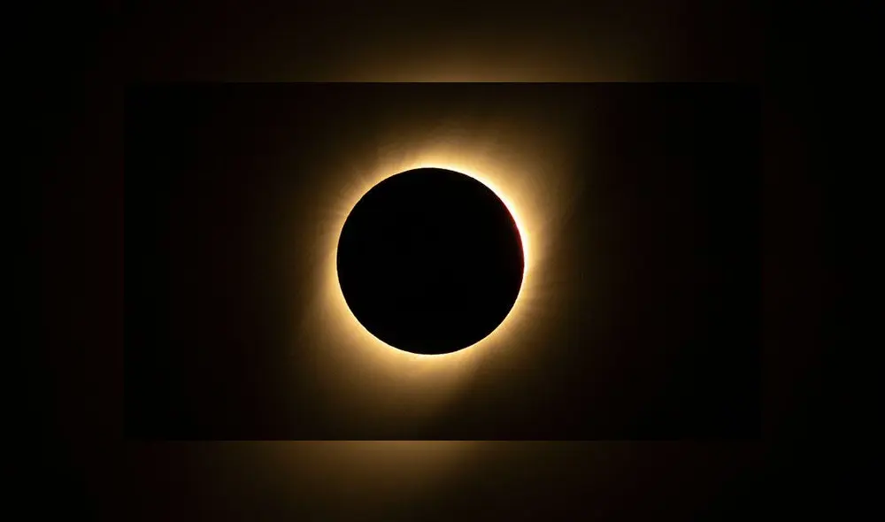 Momento en que la corona solar rodeó la Luna. Foto: AFP.