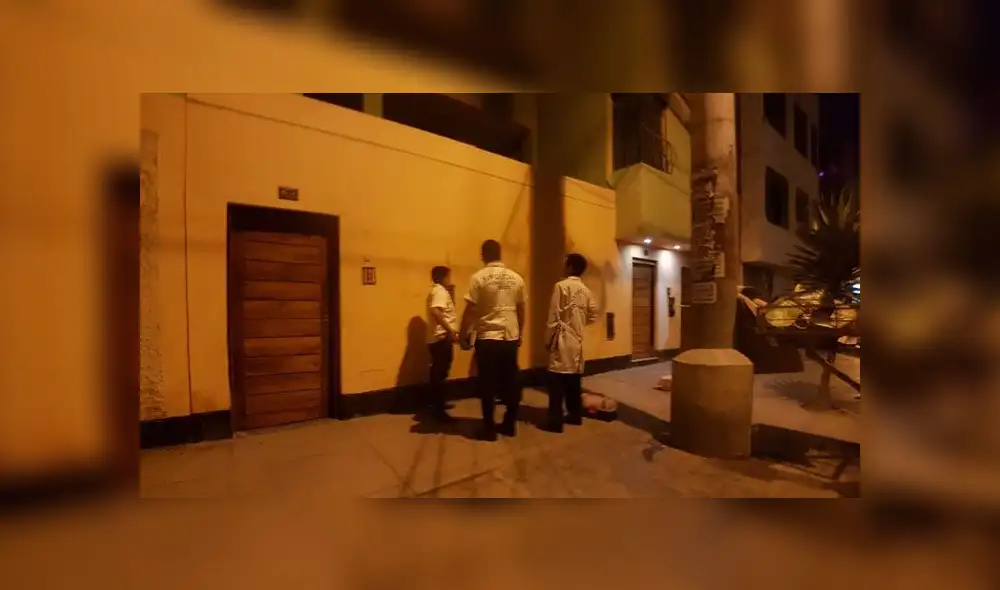 Peritos en Criminalística llegaron hasta la escena en el que quedaron enormes manchas de sangre. (Foto: Grace Mora / La República) Peritos en Criminalística llegaron hasta la escena en el que quedaron enormes manchas de sangre. (Foto: Grace Mora / La República)