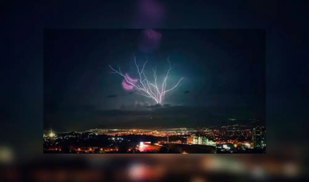 Rayo impacta contra volcán de Agua en Guatemala y genera lluvia de fuegos artificiales. Foto: Twitter. Rayo impacta contra volcán de Agua en Guatemala y genera lluvia de fuegos artificiales. Foto: Twitter.