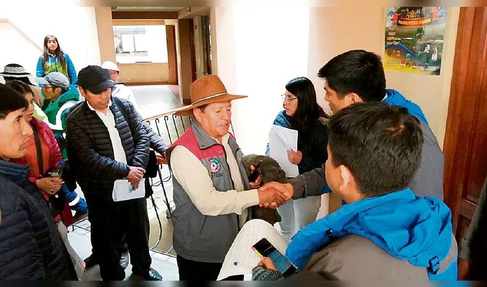 acuerdo. Dirigente de comunidad de Espinar estrecha mano de funcionario de Senace tras entrega de plan de consulta previa.