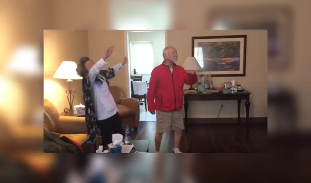 Video es viral en YouTube. Ancianos decidieron hacer un poco de ejercicio mientras permanecen en casa y no tuvieron mejor idea que hacerlo imitando una peculiar coreografía de un programa.
