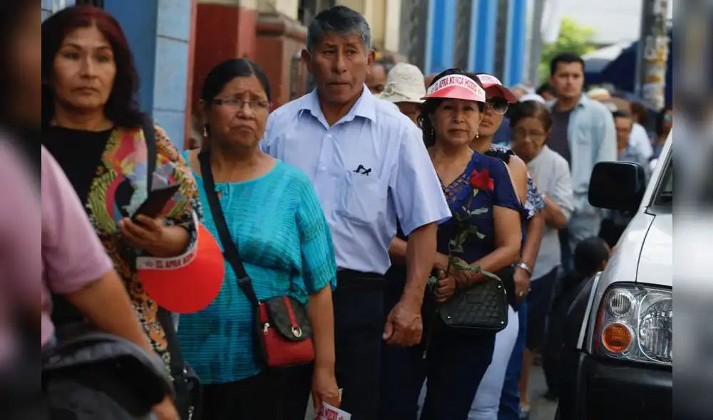 Largas colas para ingresar al velatorio de Alan García. [FOTOS]