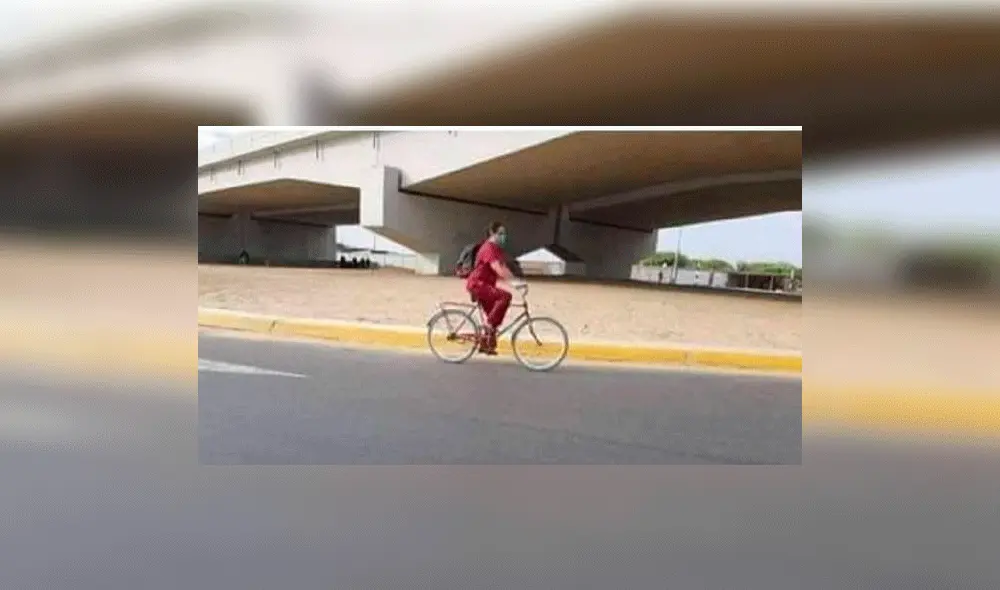 Obstetra Yoshida Irina Eto Aymar maneja bicicleta desde Catacaos a la ciudad de Piura.