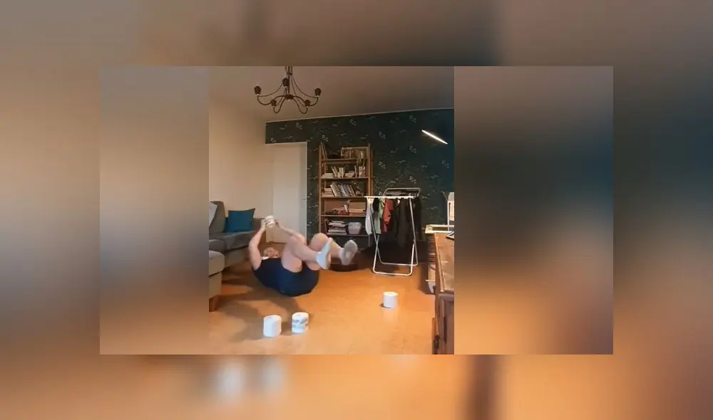 Desliza las imágenes para ver la disparatada rutina de ejercicios que ideó este sujeto con ayuda de papel higiénico. Foto: Captura/Viral Hog