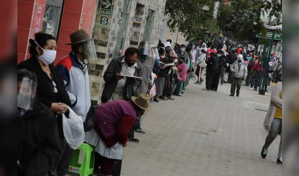 Largas colas se registran en el Banco de la Nación del óvalo de Puente Piedra por el cobro del bono familiar. Foto: John Reyes/ La República.