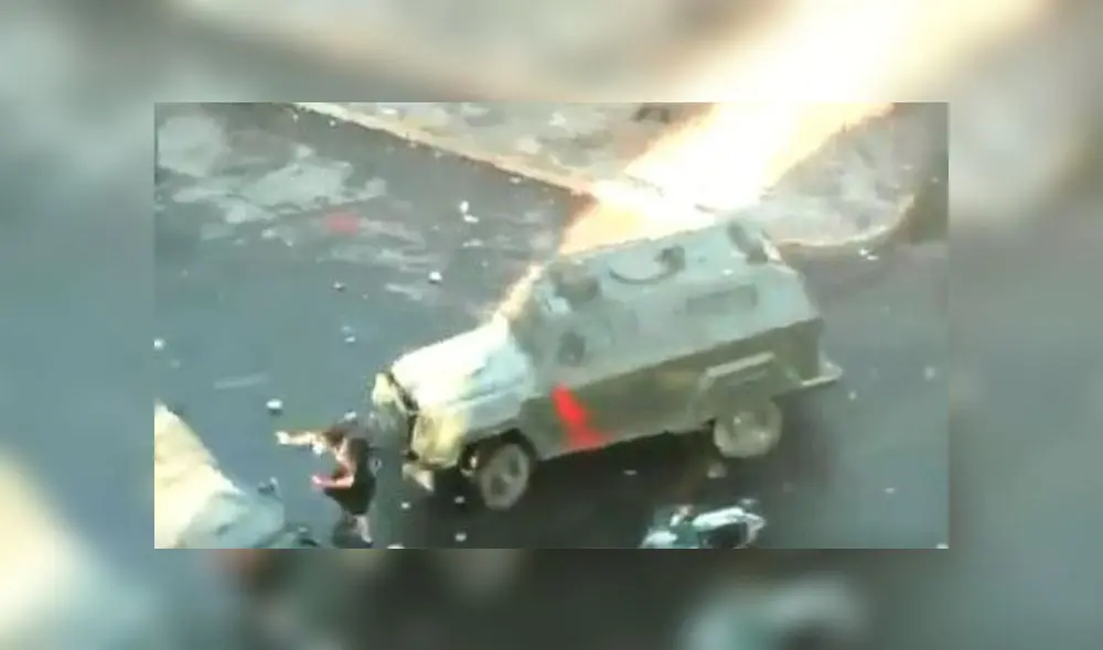 Imagen de Carabineros atropellando a joven en las protestas de Chile. Foto: Twitter Imagen de Carabineros atropellando a joven en las protestas de Chile. Foto: Twitter