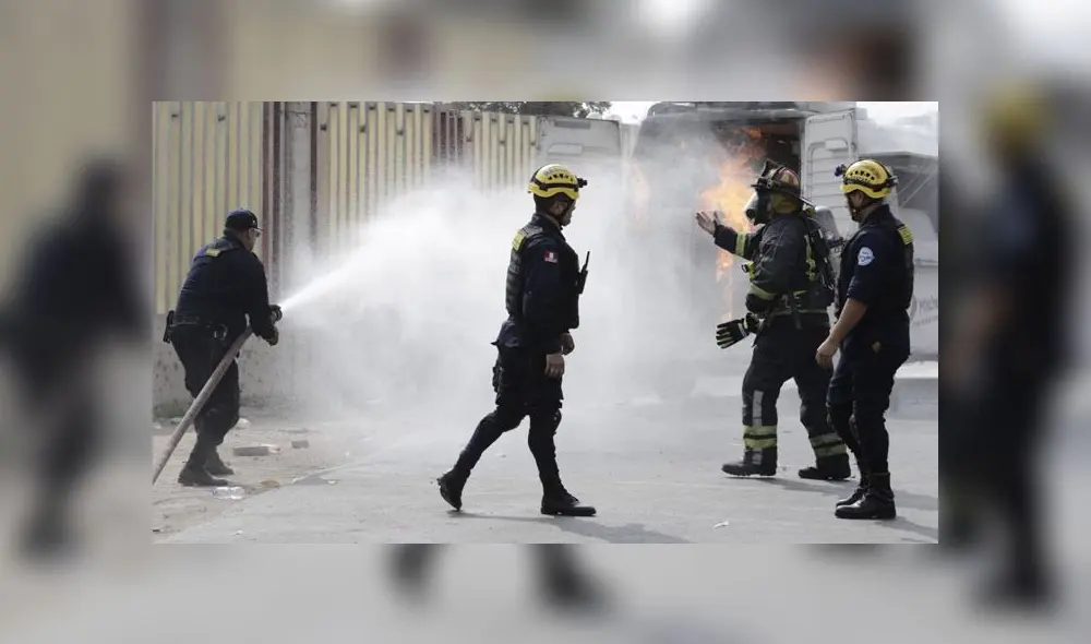 Vivo X el Rock: pánico a las afueras de San Marcos por incendio de ‘foodtruck’ [FOTOS]