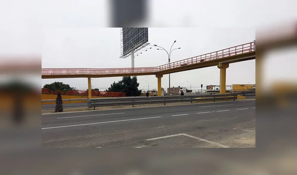 Transeúntes arriesgan su vida al cruzar pista de la Panamericana sur Transeúntes arriesgan su vida al cruzar pista de la Panamericana sur