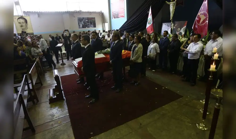 Personalidades políticas, militantes y público en general despiden a Alan García en la Casa del Pueblo. [FOTOS]