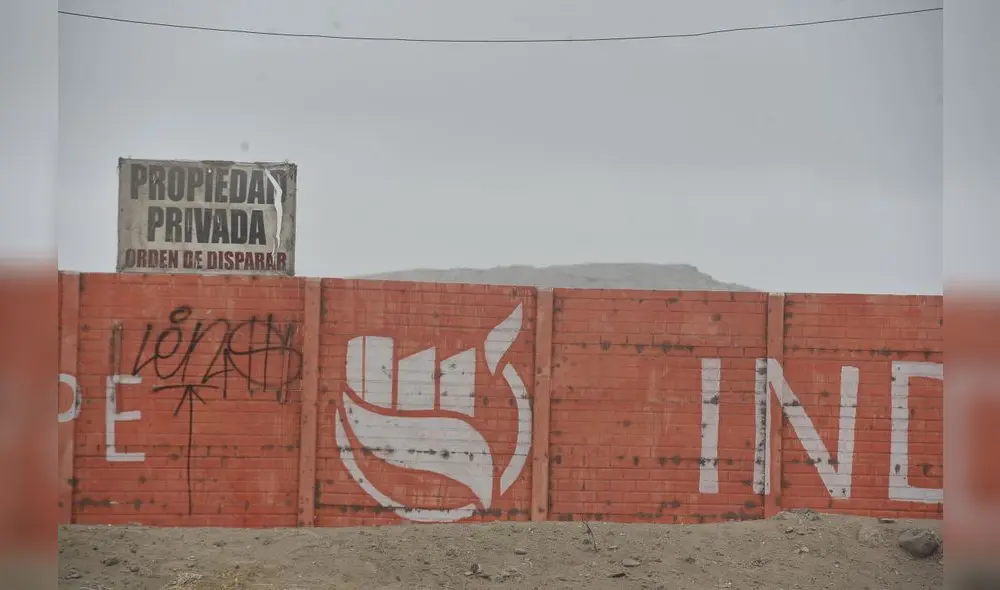 Muro perimétrico. En cuanto finaliza, las memorables islas Cavillaca en su cetácea magnificencia. Muro perimétrico. En cuanto finaliza, las memorables islas Cavillaca en su cetácea magnificencia.