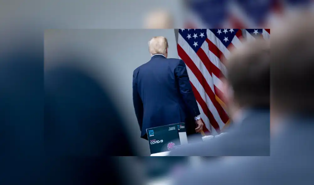 Donald Trump abandona conferencia de prensa tras cuestionamientos sobre las muertes por COVID-19. | Foto: AFP