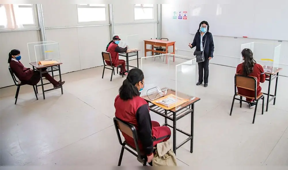 Escolares y maestros del colegio San Cristobal, de la alejada provincia de Condesuyos, volvieron a sus clases. Foto: GRA Escolares y maestros del colegio San Cristobal, de la alejada provincia de Condesuyos, volvieron a sus clases. Foto: GRA