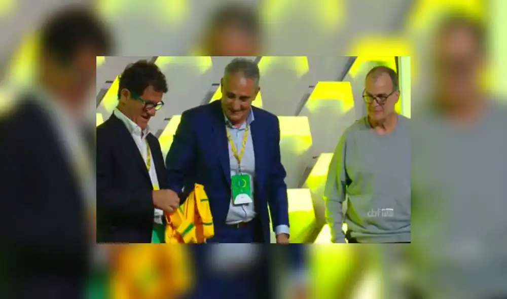Marcelo Bielsa se negó a posar con la camiseta de Brasil [VIDEO]