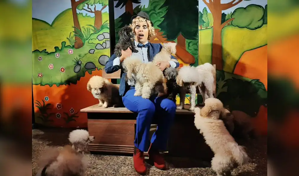El  actor Carlos Rubín en escena en el mundo de los animales.