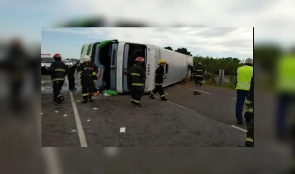 El bus se volcó con más de 40 personas adentro. El bus se volcó con más de 40 personas adentro.
