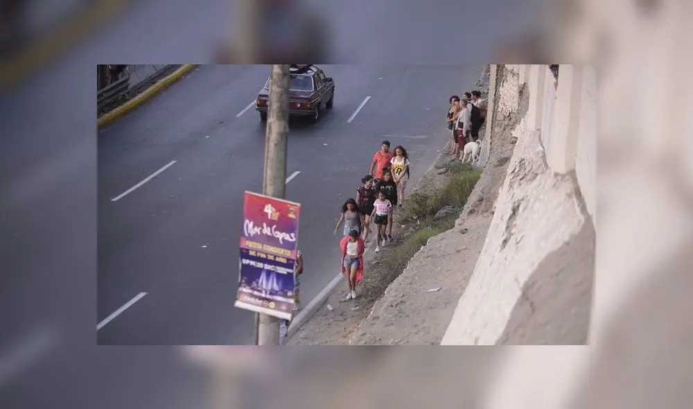 Algunas personas aseguraron que se demoraron en cruzar el puente hasta una hora. (Foto: Javier Quispe / La República) Algunas personas aseguraron que se demoraron en cruzar el puente hasta una hora. (Foto: Javier Quispe / La República)