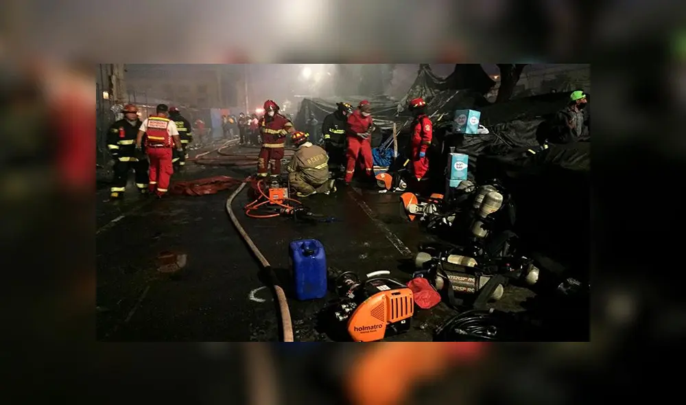 Tras varias horas de trabajo, bomberos lograron apagar las llamas. Tras varias horas de trabajo, bomberos lograron apagar las llamas.