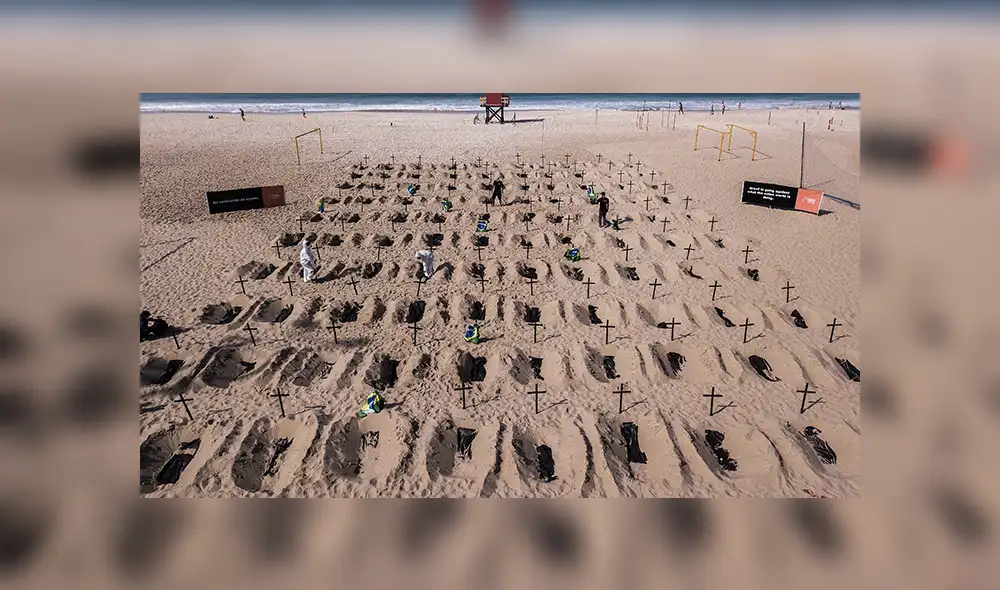 Vista aérea de activistas de la ONG Río de Paz cavando las tumbas en la playa de Copacabana. | Foto: Carl de Souza / AFP