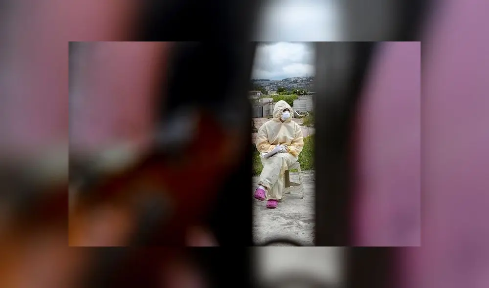 Un médico del Gobierno Provincial de Pichicncha participa en una jornada para detectar contagios por coronavirus ese lunes, en Quito. Foto: EFE Un médico del Gobierno Provincial de Pichicncha participa en una jornada para detectar contagios por coronavirus ese lunes, en Quito. Foto: EFE