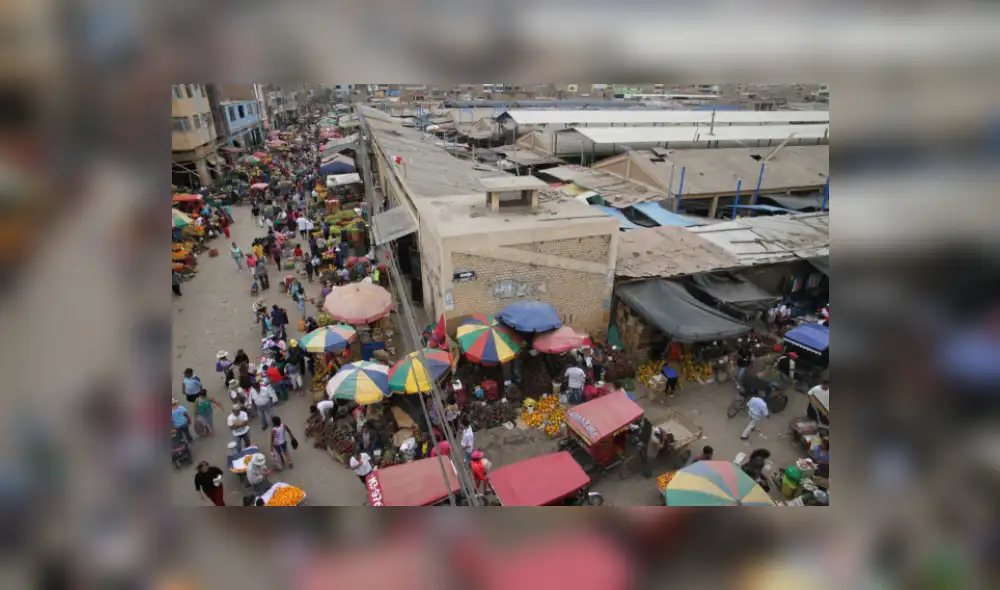 El complejo Moshoqueque es vetusto y está rodeado por miles de ambulantes. Foto: La República El complejo Moshoqueque es vetusto y está rodeado por miles de ambulantes. Foto: La República