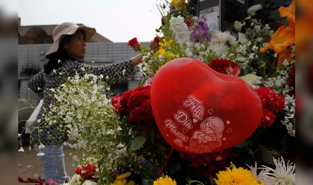 Miles visitan cementerios Padre Eterno, El Ángel y Collique para rendir homenaje a sus madres [FOTOS]
