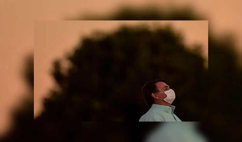 El presidente de Brasil, Jair Bolsonaro, acude a la bajada de bandera el martes en el Palacio de Alvorada, en Brasilia. Foto: EFE El presidente de Brasil, Jair Bolsonaro, acude a la bajada de bandera el martes en el Palacio de Alvorada, en Brasilia. Foto: EFE