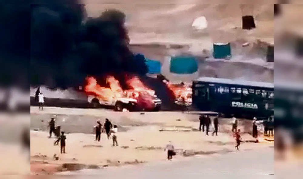 Chatarra. Inservibles quedaron los vehículos policiales que fueron incendiados por la turba.