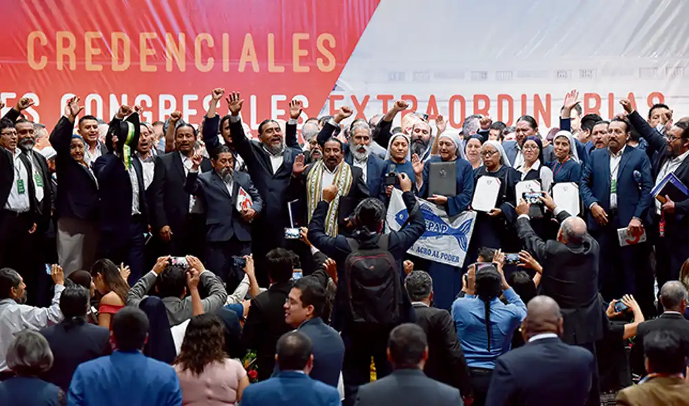 Con fe. Frepap, la sorpresa de la elección, distinguidos por su vestimenta y el ‘pescadito’. Foto: Melissa Merino Con fe. Frepap, la sorpresa de la elección, distinguidos por su vestimenta y el ‘pescadito’. Foto: Melissa Merino