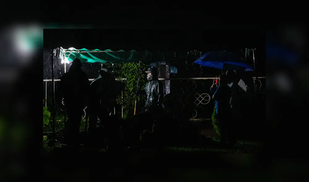 Los sepulteros trabajan para enterrar un ataúd en Managua, Nicaragua. | Foto: INTI OCON / AFP Los sepulteros trabajan para enterrar un ataúd en Managua, Nicaragua. | Foto: INTI OCON / AFP