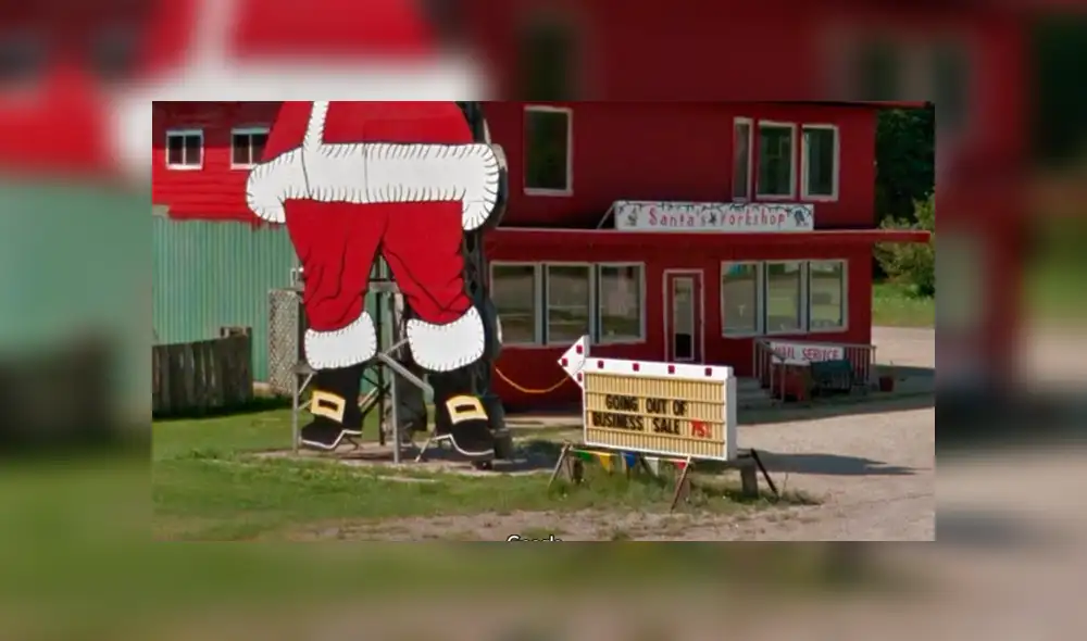 Joven estaba haciendo un recorrido virtual con Google Maps, cuando se vio atraída por un enorme Papá Noel sin imaginar el curioso mensaje que hallaría cerca de él