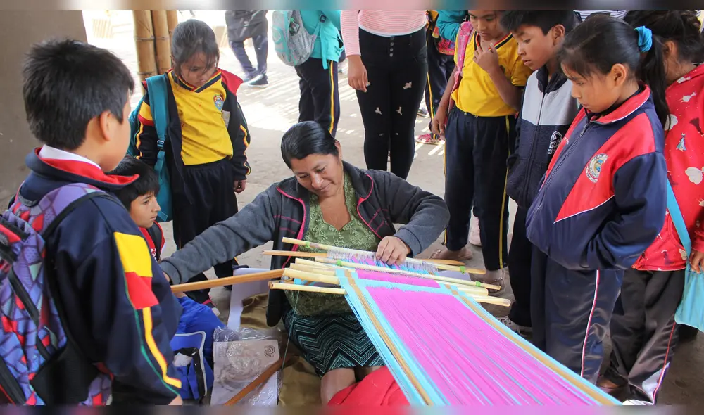 Niños disfrutaron de actividad artesanal con las tejedoras. Niños disfrutaron de actividad artesanal con las tejedoras.