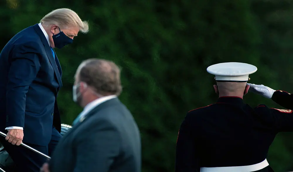 Donald Trump durante su arribo al hospital militar Walter Reed tras contraer coronavirus. Foto: AFP