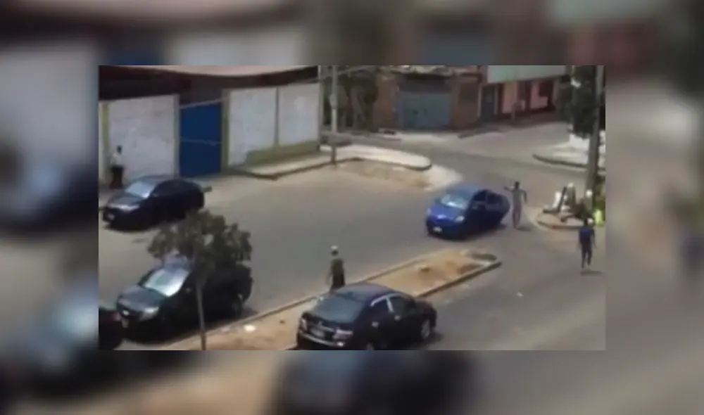 Uno de los presuntos extorsionadores se esconde detrás de auto mientras dispara. (Foto: Captura de video / Latina Noticias)