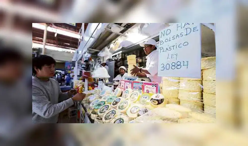 advertidos. La erradicación de bolsas de plástico también llegó al mercado San Camilo. empezando en la sección de quesos.