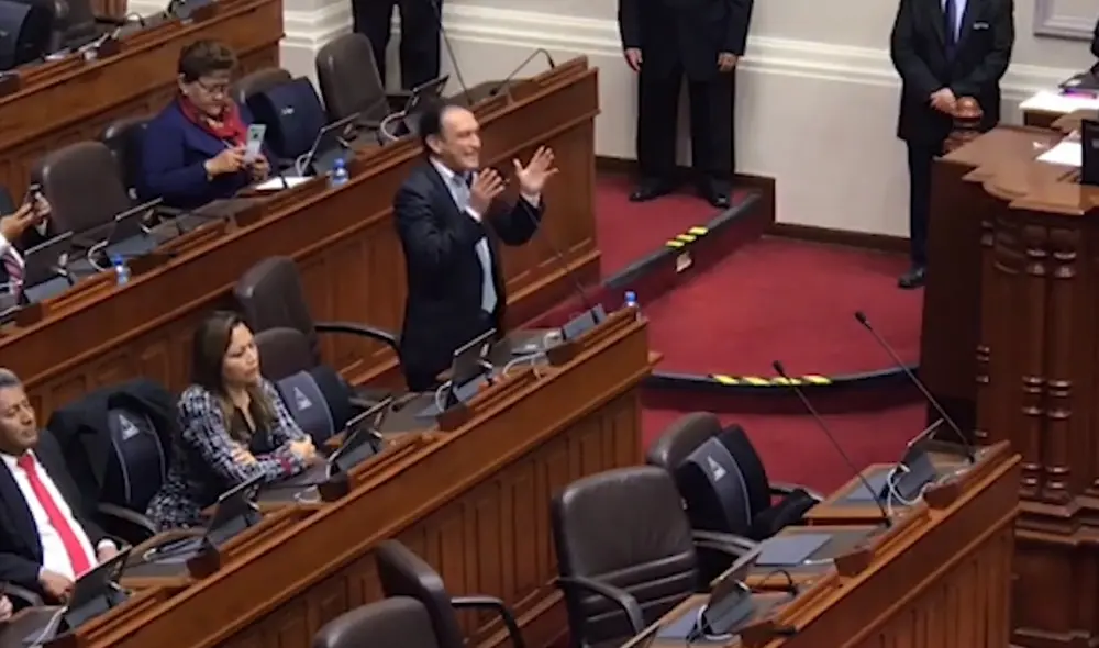 Arana mostró esposas a Becerril durante debate por caso Chávarry Arana mostró esposas a Becerril durante debate por caso Chávarry