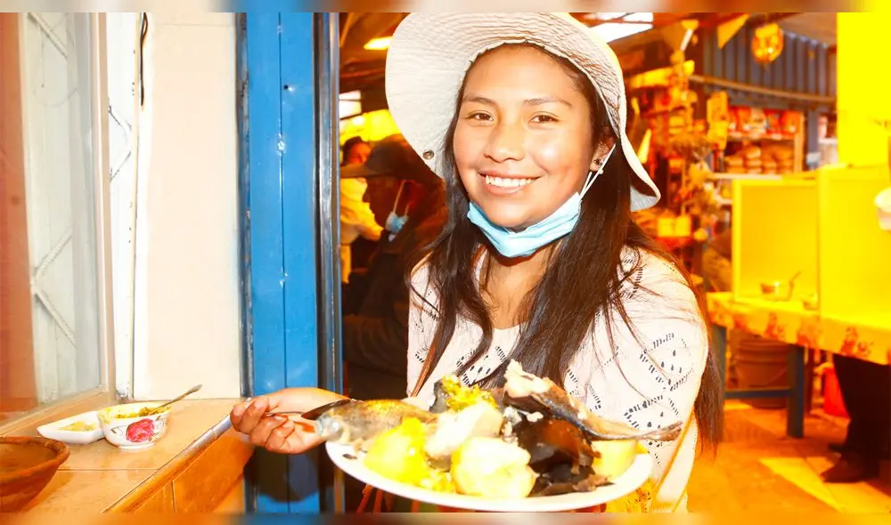 Una joven comensal disfruta del chaulla thimpo elaborado por las cocineras del mercado Bellavista. Foto: Juan Carlos Cisneros Una joven comensal disfruta del chaulla thimpo elaborado por las cocineras del mercado Bellavista. Foto: Juan Carlos Cisneros