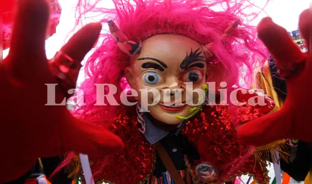 Danzarines lucen máscaras.