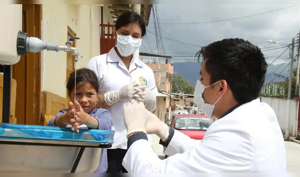 Personal de la UNACh enseña el lavado de manos Personal de la UNACh enseña el lavado de manos