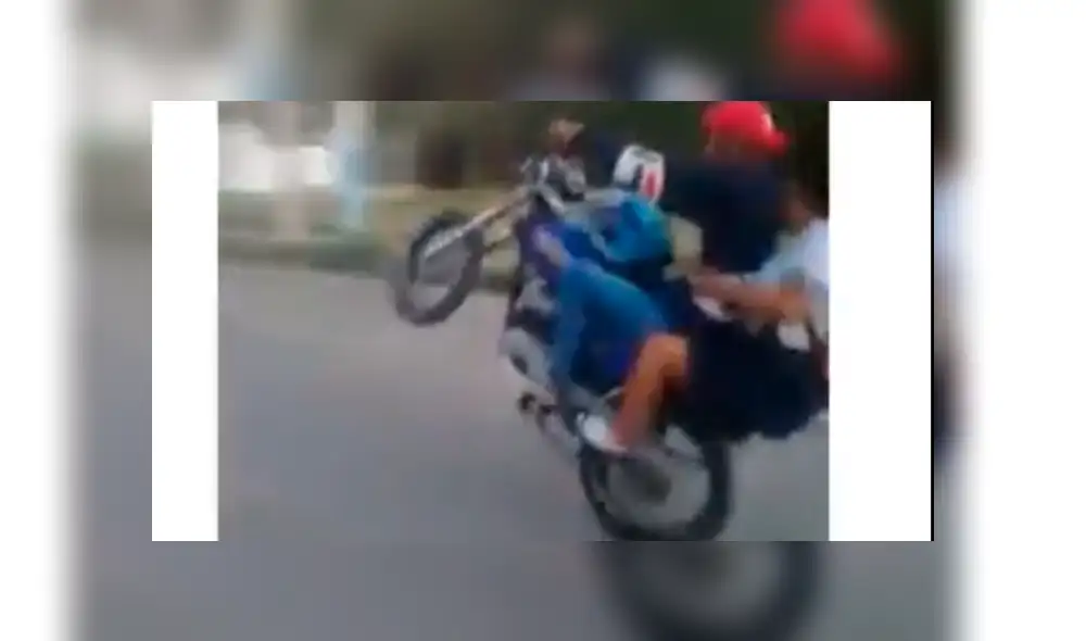 Vía Facebook: hace peligrosa maniobra con su moto para sorprender a su pareja y todo terminal mal [VIDEO]