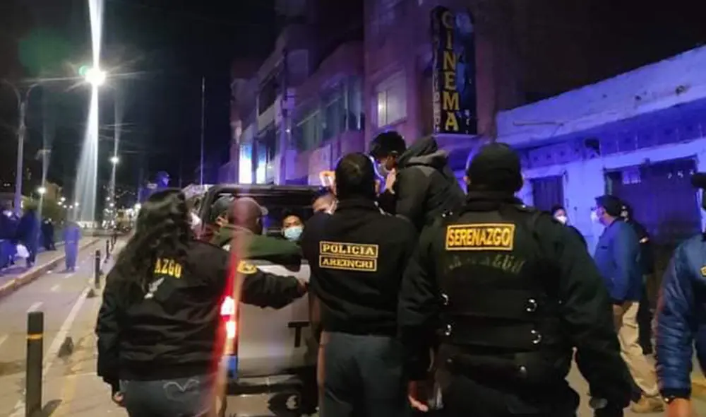 Los asistentes fueron intervenidos siendo llevados a la comisaría. Cinema era discoteca ilegal. Foto: Serenazgo Puno Los asistentes fueron intervenidos siendo llevados a la comisaría. Cinema era discoteca ilegal. Foto: Serenazgo Puno