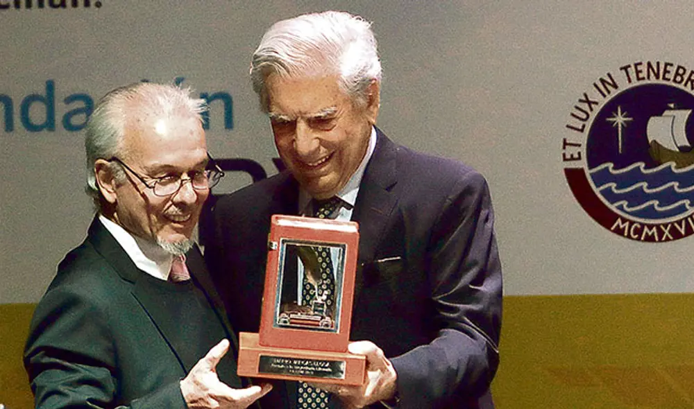 Mérito. José Carlos Alvariño le entrega el premio FIL Lima.