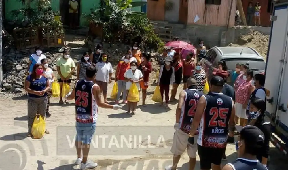 Barras de Alianza y Universitario se juntaron para dar víveres en Ventanilla. Foto: Ventanilla Noticias
