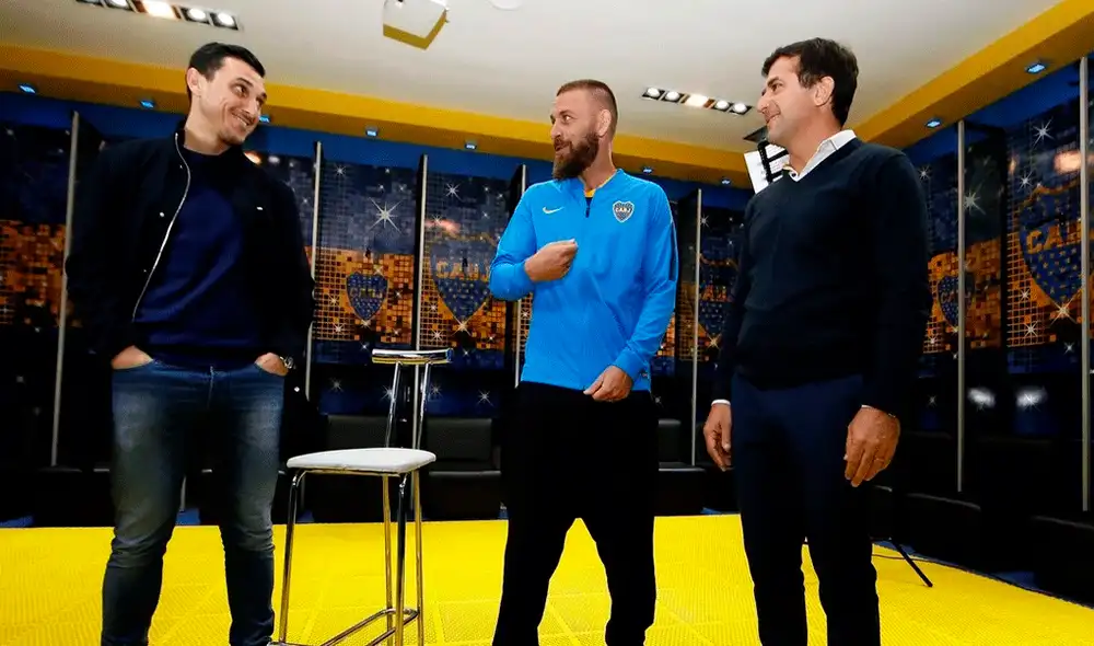 De Rossi se mostró con la indumentaria de Boca Juniors y pisó por primera vez el césped de La Bombonera. | Foto: @BocaJrsOficial De Rossi se mostró con la indumentaria de Boca Juniors y pisó por primera vez el césped de La Bombonera. | Foto: @BocaJrsOficial