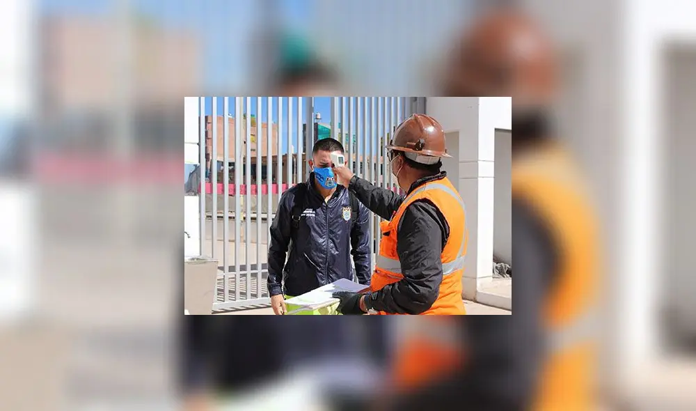 Toman la temperatura a Jean Deza antes de los entrenamientos Toman la temperatura a Jean Deza antes de los entrenamientos
