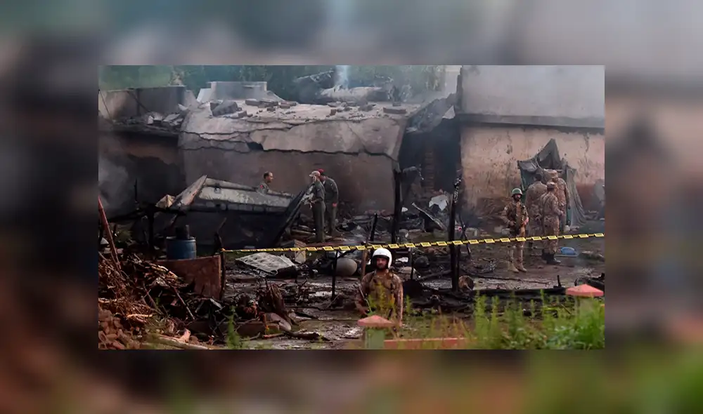 Reportan al menos 15 muertos tras accidente aéreo en Pakistán. Foto: AFP